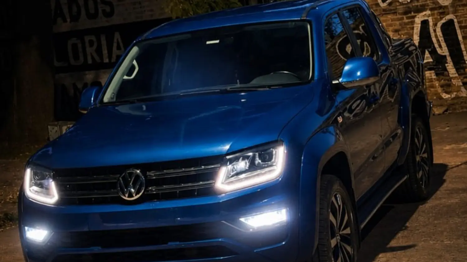 Camioneta con las luces encendidas después del tratamiento
