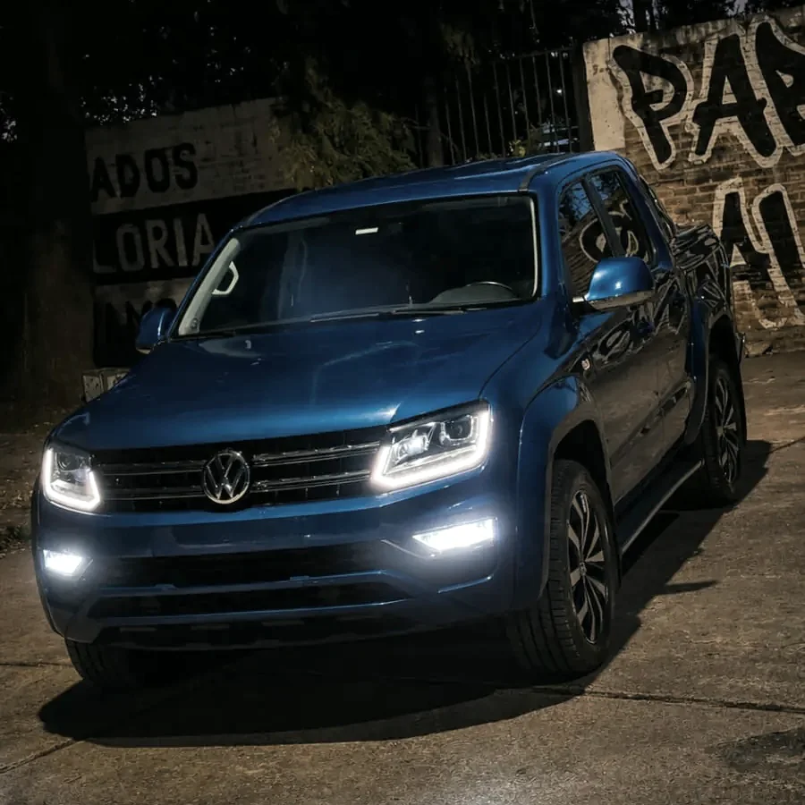 Volkswagen Amarok azul con las luces encendidas
