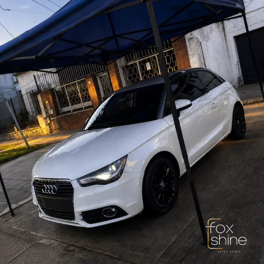 Audi A1 blanco de frente al atardecer