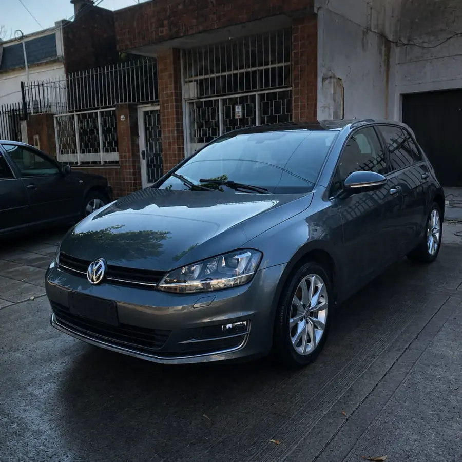 Volkswagen Golf gris recién lavado
