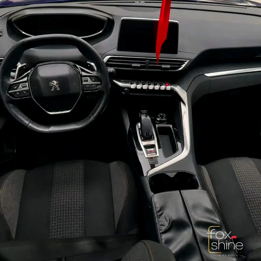 Tablero, volante y consola del Peugeot 3008