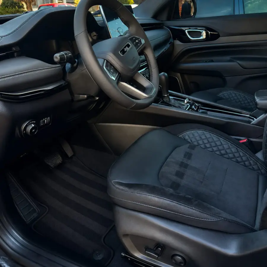 Butaca y alfombras de un Jeep Compass