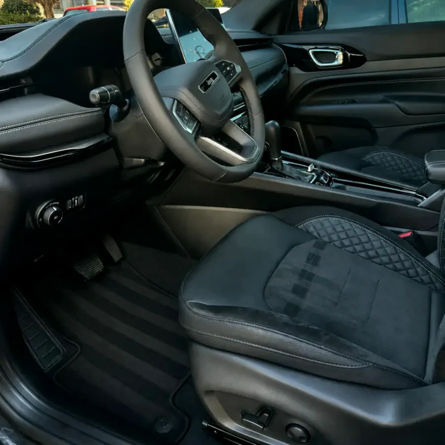 Butaca y alfombras de un Jeep Compass